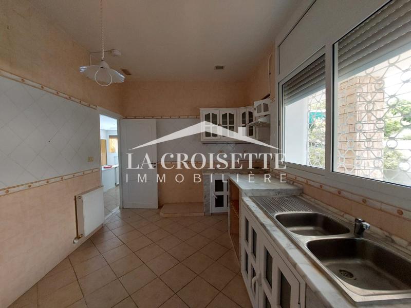 Etage de villa S+3 à La Marsa